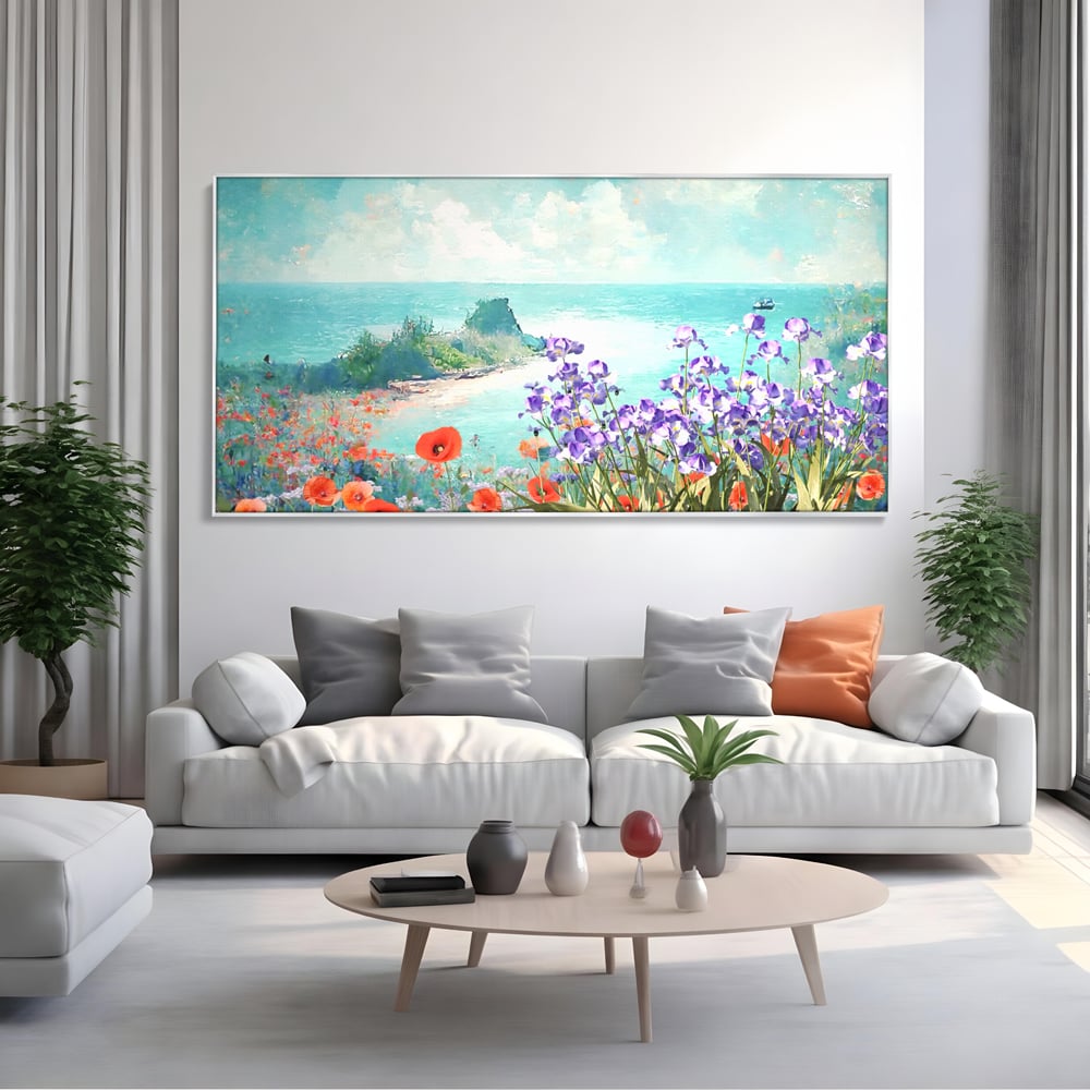 Tablou canvas cu tablou canvas cu maci si flori violet, in rama de aluminiu argintiu, pe perete intr-un living